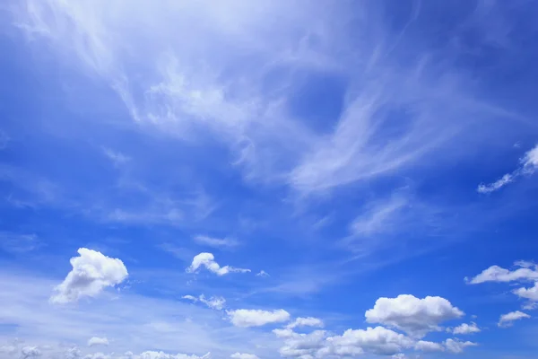 Blauer Himmel mit Wolken — Stockfoto