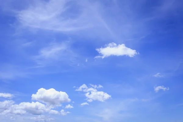 Blå himmel med moln — Stockfoto