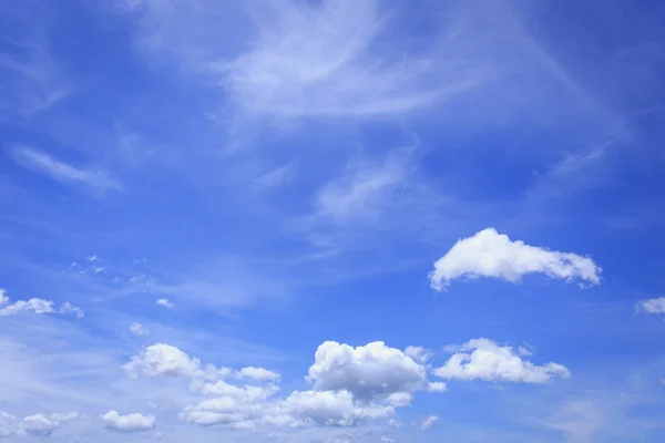 Blå himmel med moln — Stockfoto