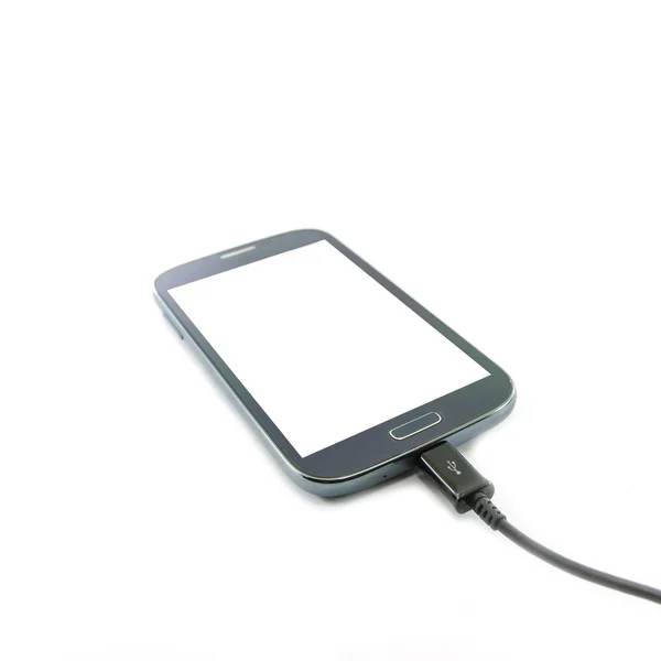 Смартфон подключен к зарядному устройству — стоковое фото