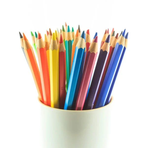 Χρωματικά μολύβια που απομονώνονται σε λευκό φόντο από κοντά — Φωτογραφία Αρχείου