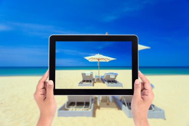 Tablet ve alma resim tutan el