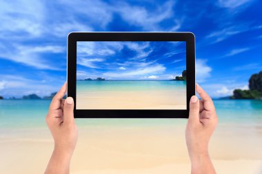 Tablet ve alma resim tutan el