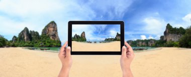 Tablet ve alma resim tutan el