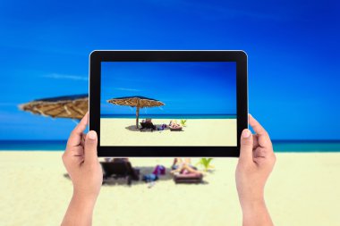 Tablet ve alma resim tutan el