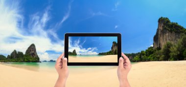 Tablet ve alma resim tutan el