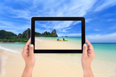 Tablet ve alma resim tutan el