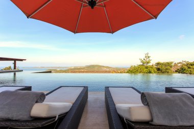 Güneş şezlong standında havuzu ve güzel görünümü