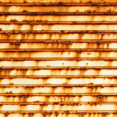 Deniz tarafında metal kapı paslı elde