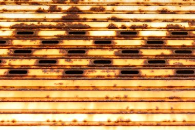 Deniz tarafında metal kapı paslı elde