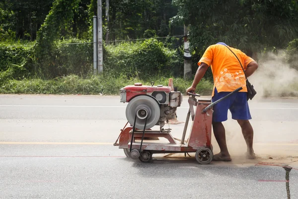 Corte de camino de asfalto para reparación por amoladora angular accionada hidráulicamente —  Fotos de Stock