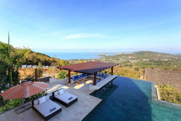 Tumbonas de pie en la piscina y vista hermosa — Foto de Stock