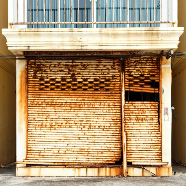 Metal door at sea side get rusty — Stock Photo, Image