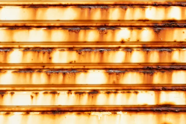 Deniz tarafında metal kapı paslı elde