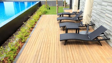 Güneş şezlong standında havuzu ve güzel görünümü