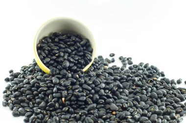 Siyah fasulye beyaz arkaplanda izole