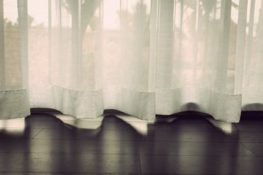 Beyaz perde pencere yanında