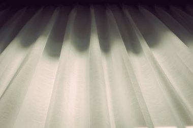 Beyaz perde pencere yanında