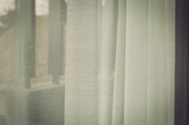 Beyaz perde pencere yanında