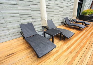 Güneş şezlong standında havuzu ve güzel görünümü
