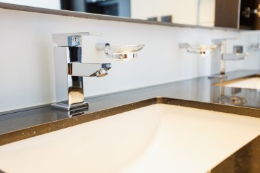 Modern banyo musluğu