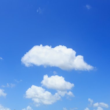 Bulutlu mavi gökyüzü