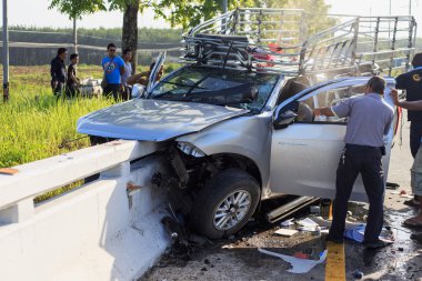 Yolda trafik kazası ve hangi sürücünün neden beton köprü çöktü ciddi yaralanma. 27 Haziran 2014 yılında phang Tayland hasta yaşlı at.