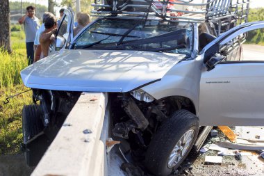 Yolda trafik kazası ve hangi sürücünün neden beton köprü çöktü ciddi yaralanma. 27 Haziran 2014 yılında phang Tayland hasta yaşlı at.