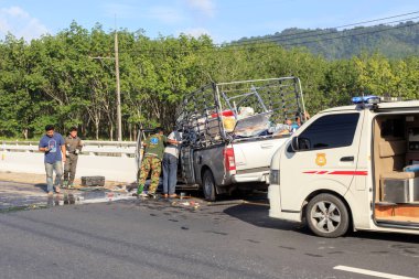 Yolda trafik kazası ve hangi sürücünün neden beton köprü çöktü ciddi yaralanma. 27 Haziran 2014 yılında phang Tayland hasta yaşlı at.