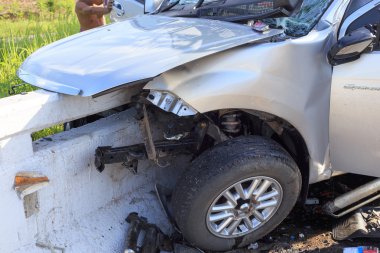 Yolda trafik kazası ve hangi sürücünün neden beton köprü çöktü ciddi yaralanma. 27 Haziran 2014 yılında phang Tayland hasta yaşlı at.