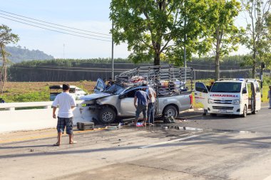Yolda trafik kazası ve hangi sürücünün neden beton köprü çöktü ciddi yaralanma. 27 Haziran 2014 yılında phang Tayland hasta yaşlı at.