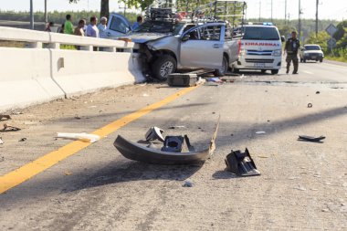 Yolda trafik kazası ve hangi sürücünün neden beton köprü çöktü ciddi yaralanma. 27 Haziran 2014 yılında phang Tayland hasta yaşlı at.