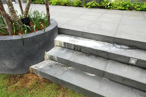 Escalera hecha de piedra natural y obtener un problema de calci blanco — Foto de Stock