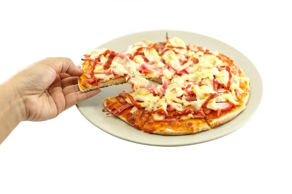 Χέρι που κρατά κομματιού της πίτσας που απομονώνονται σε λευκό φόντο — Φωτογραφία Αρχείου