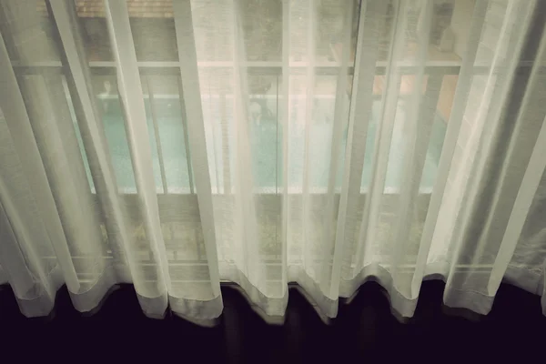 Λευκή κουρτίνα δίπλα σε παράθυρο — Φωτογραφία Αρχείου