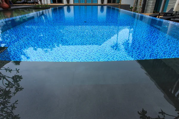 Swimmingpool in Luxusvilla — Stockfoto