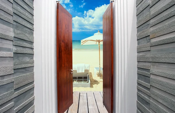 Открытая дверь на пляж . — стоковое фото