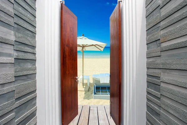 A nyitott ajtón a strandon. — Stock Fotó