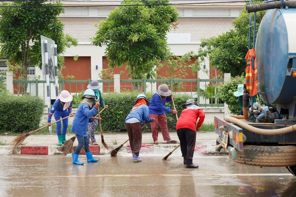 Ταϊλάνδης άνθρωποι καθαρισμού του δρόμου — Φωτογραφία Αρχείου