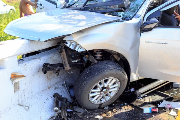 在道路上的交通事故，撞到一座混凝土大桥，导致驱动程序严重损伤。2014 年 6 月 27 日在攀牙唠叨泰国. — 图库照片