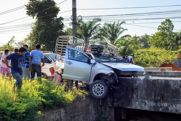 在道路上的交通事故，撞到一座混凝土大桥，导致驱动程序严重损伤。2014 年 6 月 27 日在攀牙唠叨泰国. — 图库照片
