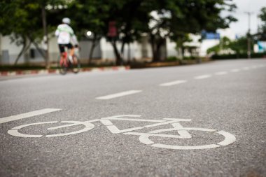 Bisiklet işareti veya simge ve bisikletçi parkta hareketi