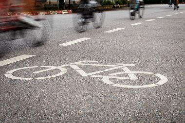 Bisiklet işareti veya simge ve bisikletçi parkta hareketi