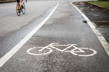 Bisiklet işareti veya simge ve bisikletçi parkta hareketi
