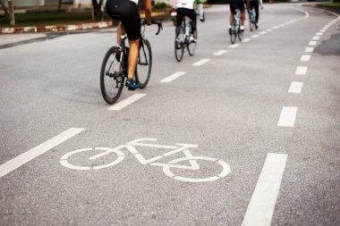 Bisiklet işareti veya simge ve bisikletçi parkta hareketi