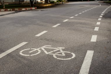 Parktaki yolda bisiklet işareti veya simgesi