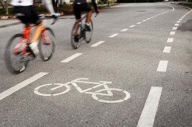 Bisiklet işareti veya simge ve bisikletçi parkta hareketi