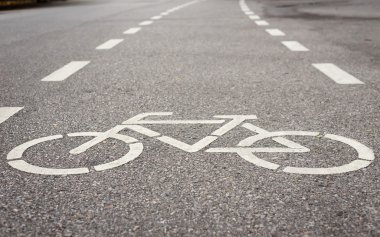 Parktaki yolda bisiklet işareti veya simgesi
