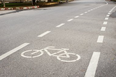 Parktaki yolda bisiklet işareti veya simgesi