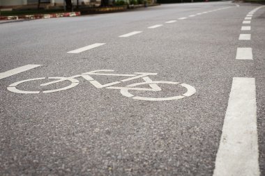 Parktaki yolda bisiklet işareti veya simgesi